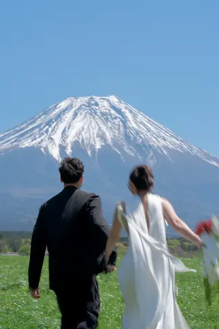 Louie and Vy running together in front of Mount Fuji